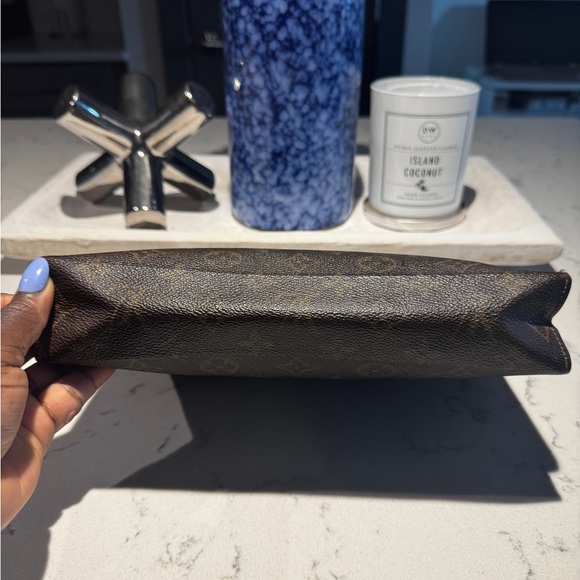 Louis Vuitton Toiletry Pouch 26 - Picture 8 of 9